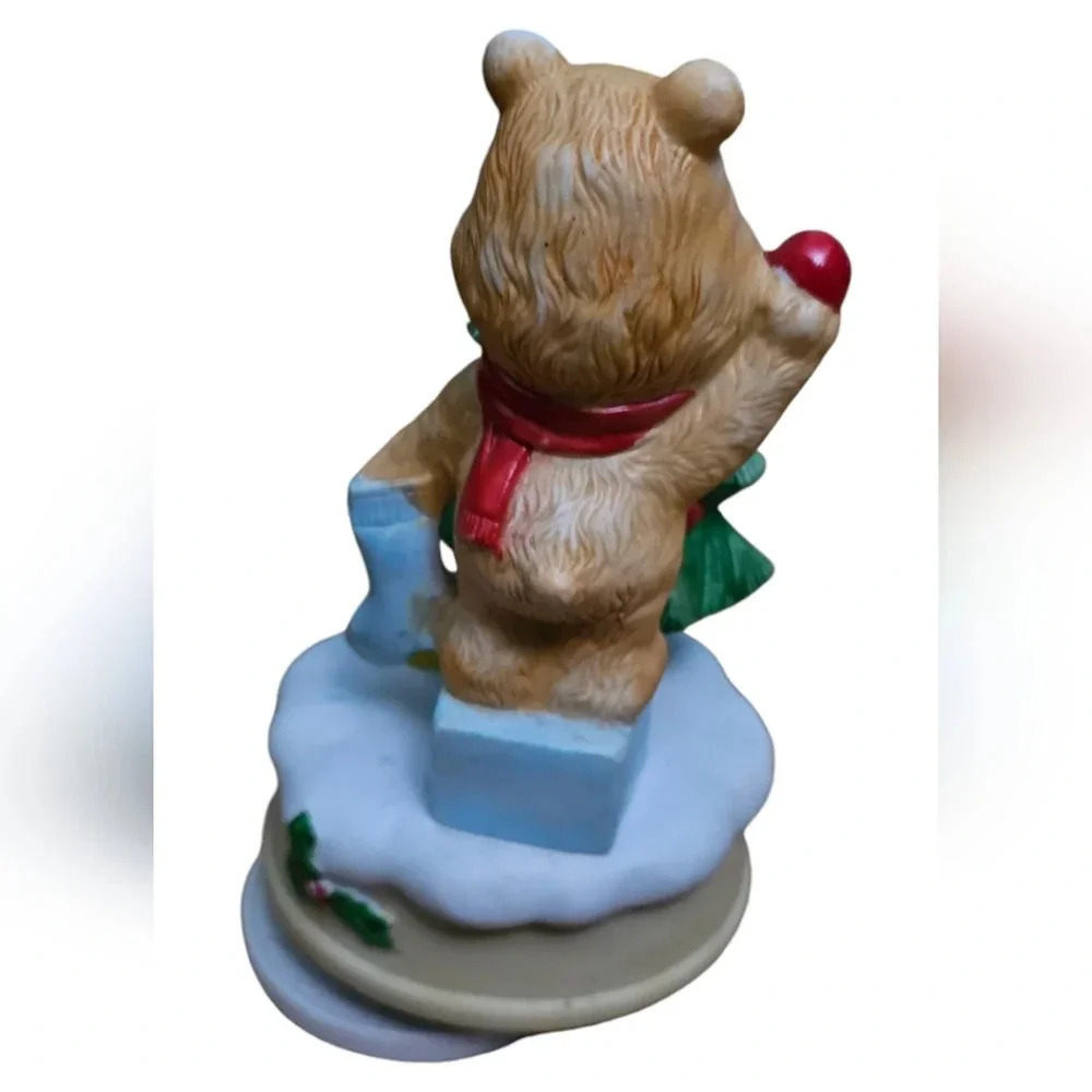 Vintage Christmas Bear Music Box Winds up to "White Christmas."​​​​​ - Picture 4 of 6